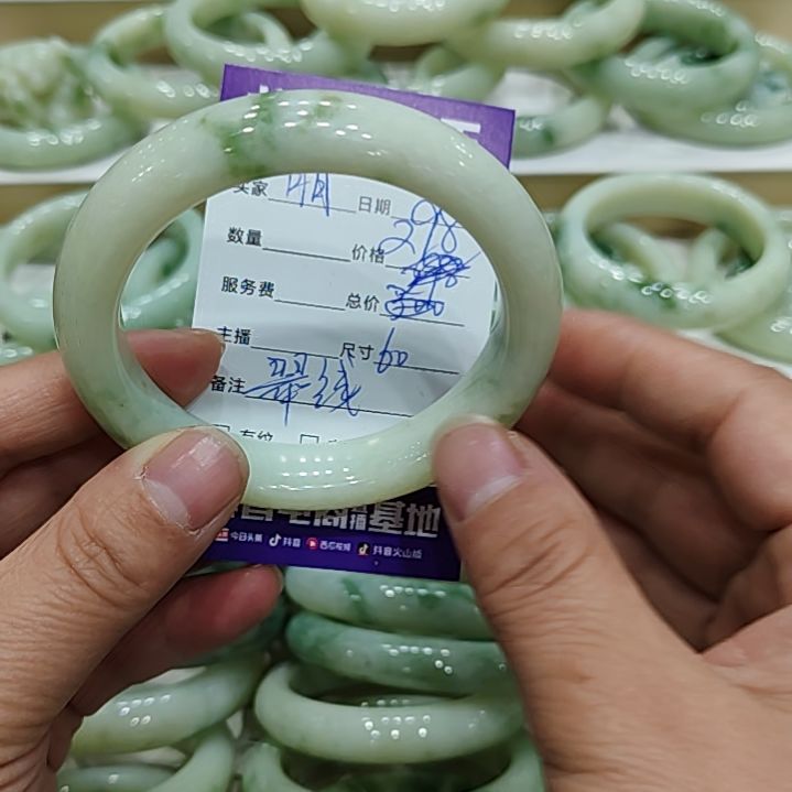 透闪石-蛇纹石玉手镯未镶嵌月*