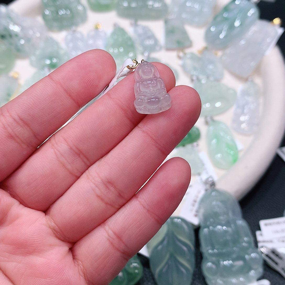 翡翠18K金镶嵌颈饰冰观音