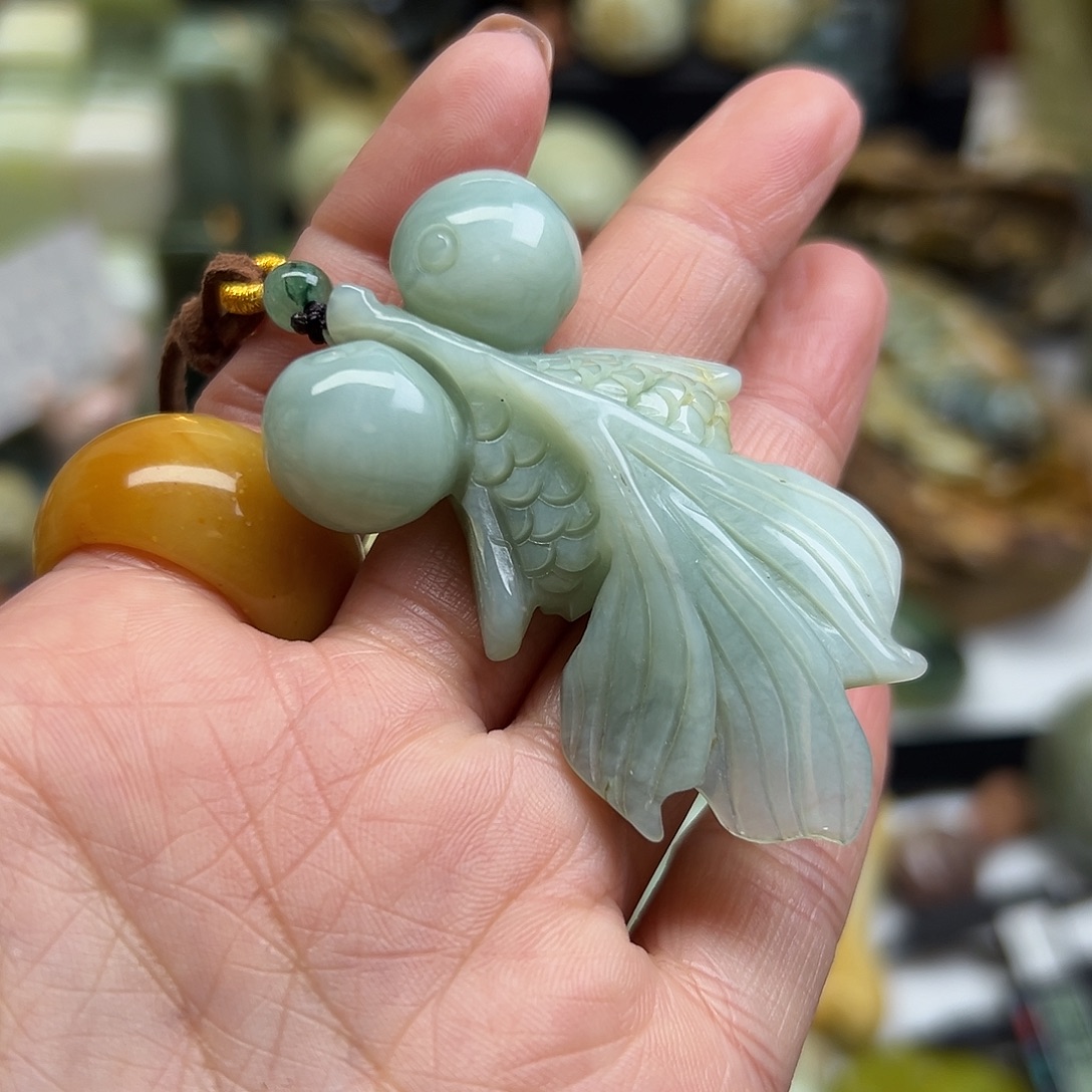 岫玉未镶嵌颈饰花玉兰金鱼下面有点瑕