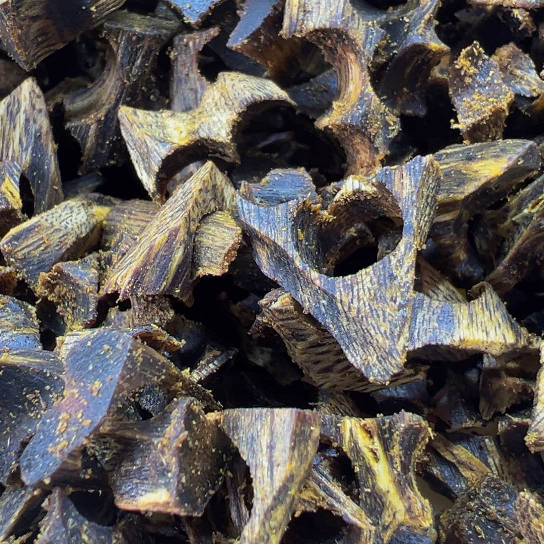 沉香碎屑沉香向****赚绿奇楠沉香高油开珠料100克