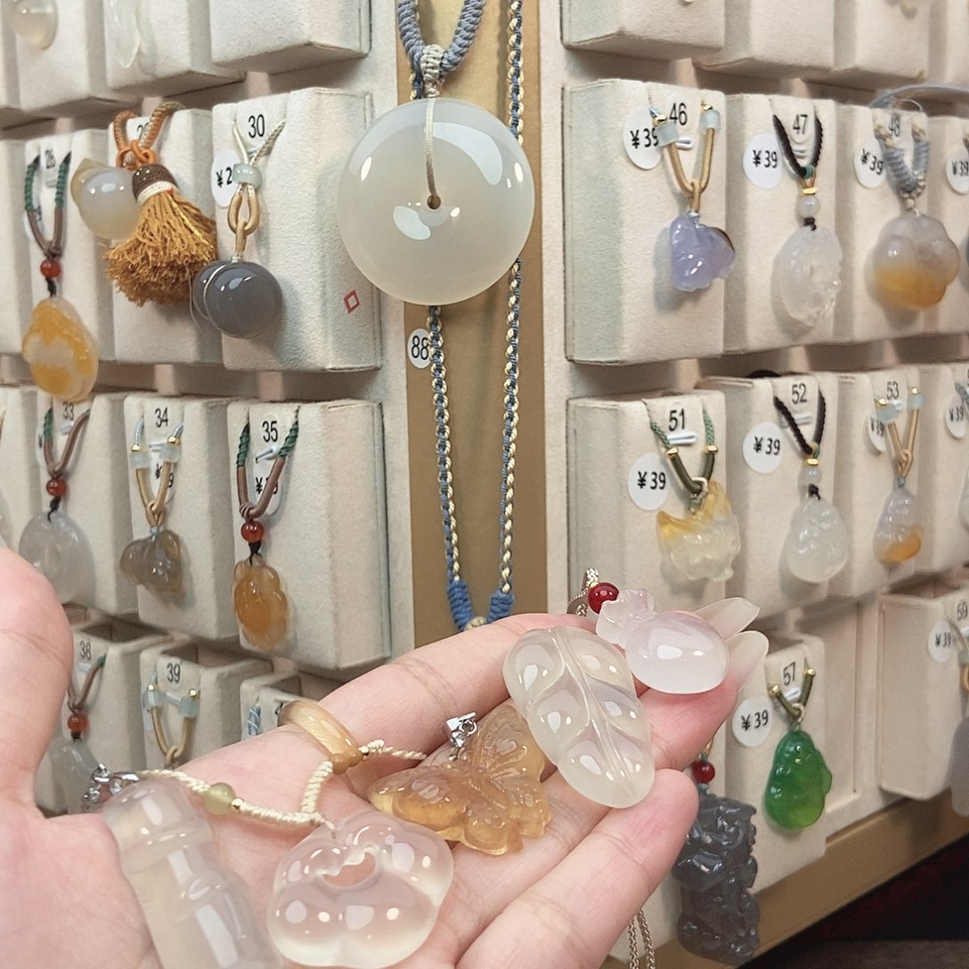 侏***龙玛瑙/玉髓未镶嵌颈饰