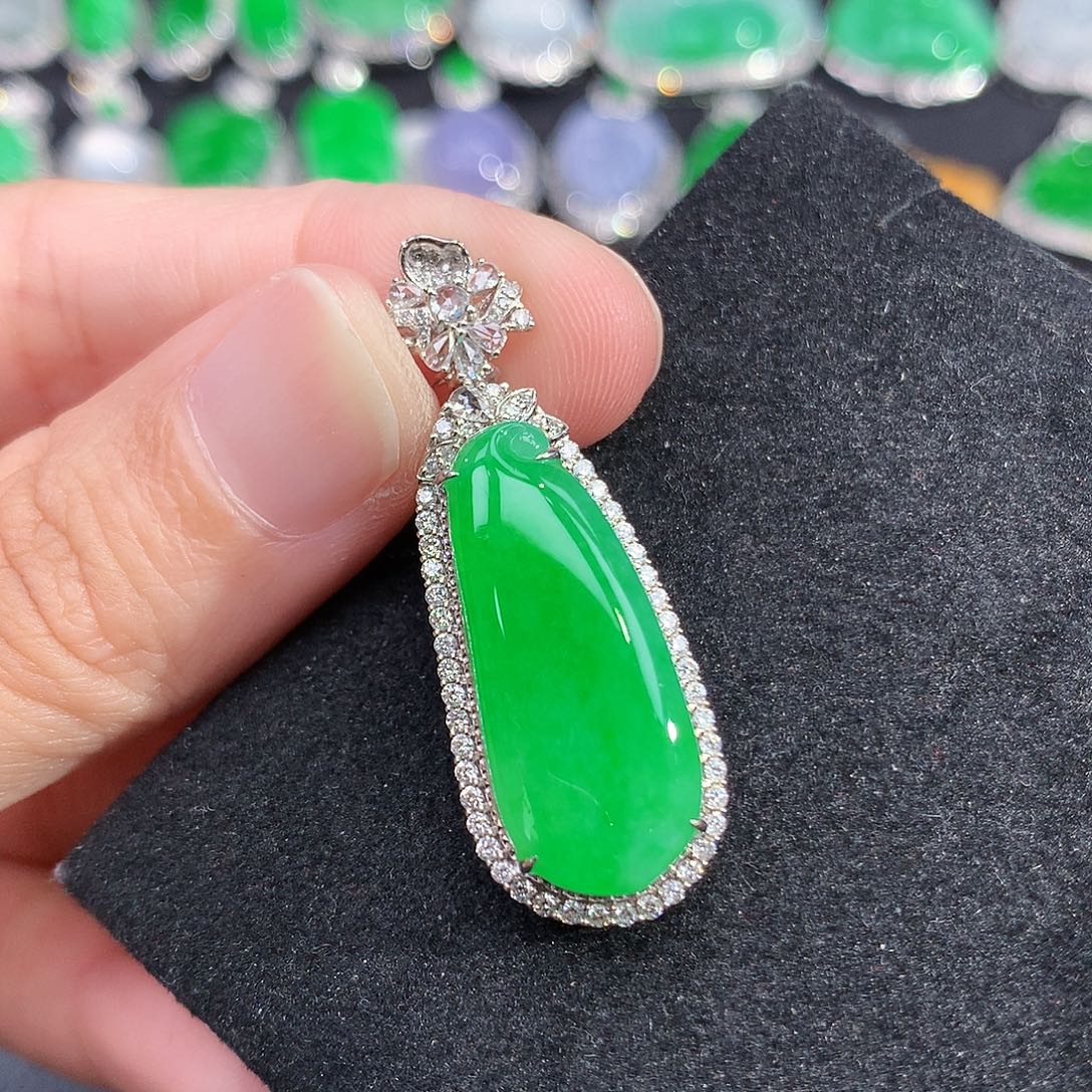 翡翠18K金镶嵌颈饰