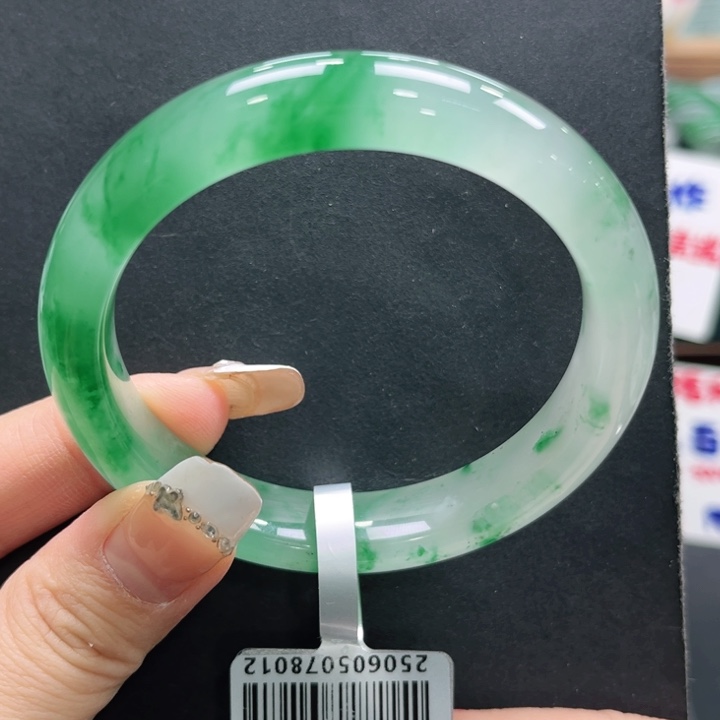 石英质玉（非洲翠）未镶嵌手镯