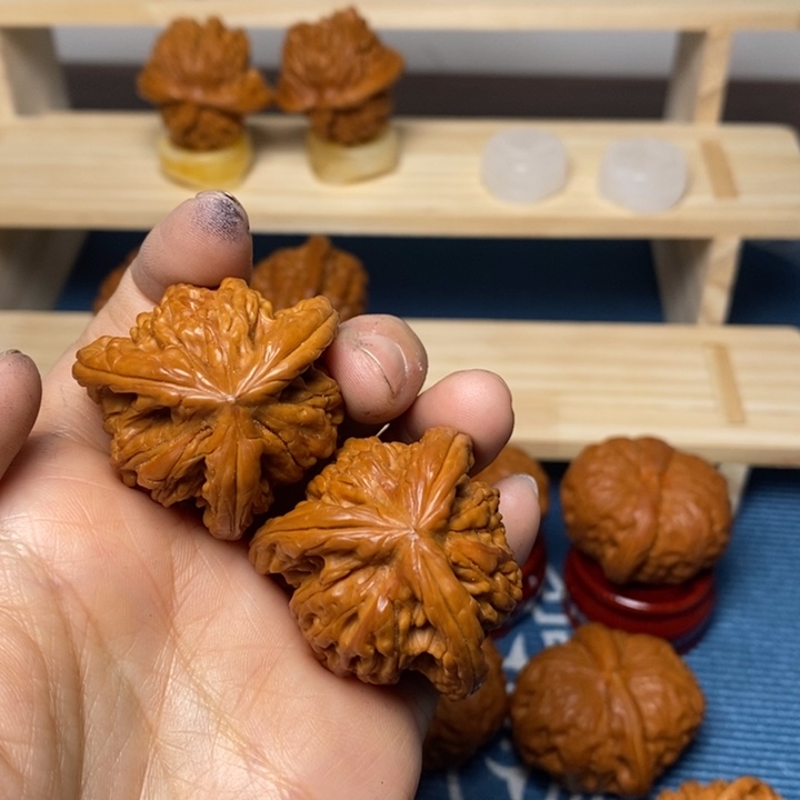 无***刚文玩核桃把件三棱