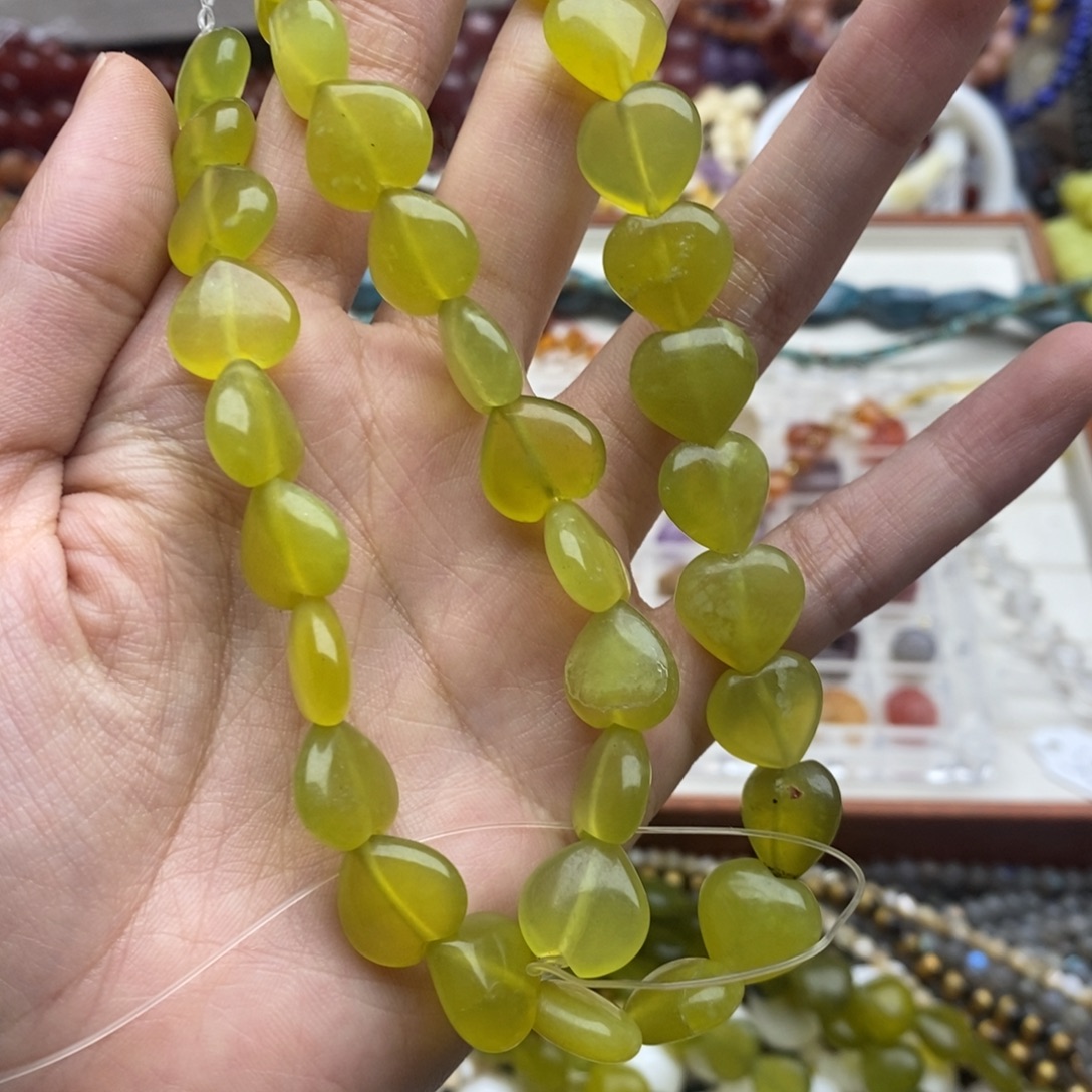 玛瑙/玉髓未镶嵌珠宝半成品一条天然5x13mm岫玉牛油果爱心