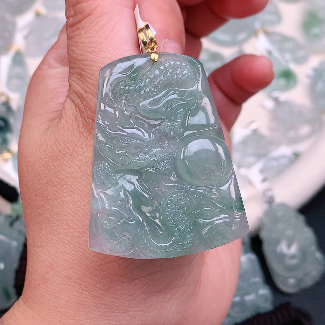 翡翠颈饰18K金镶嵌绿大龙牌