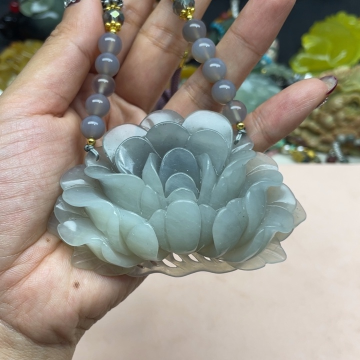 蛇纹石玉未镶嵌颈饰