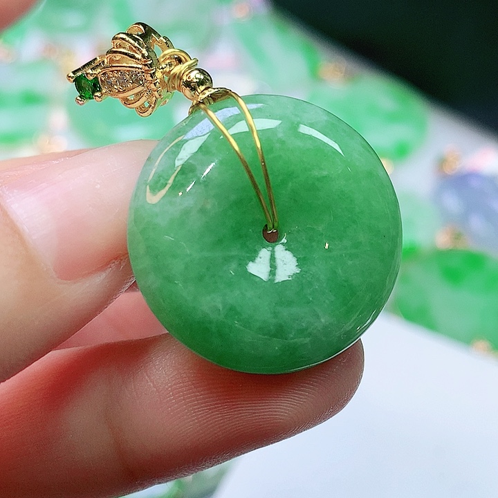 翡翠未镶嵌颈饰多样性发其一