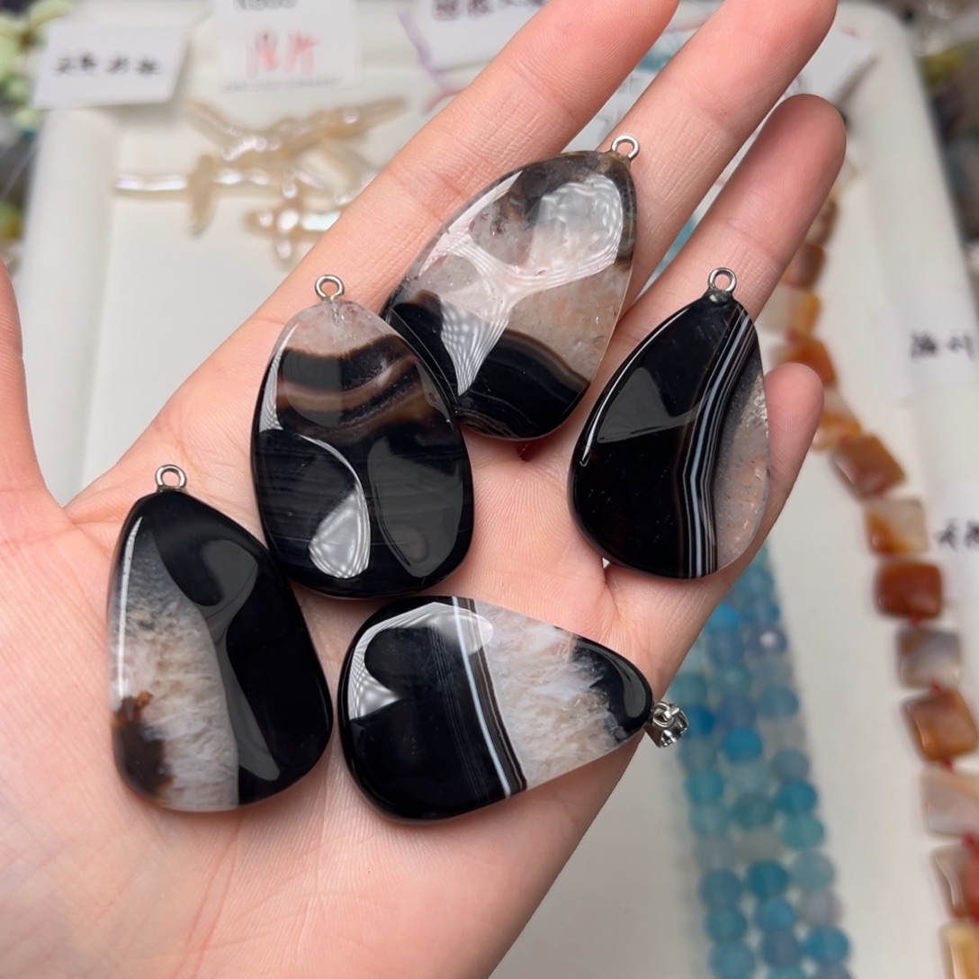 玛瑙/玉髓合金珠宝半成品K692。天然水晶玛瑙共生扭扭片片吊坠一个