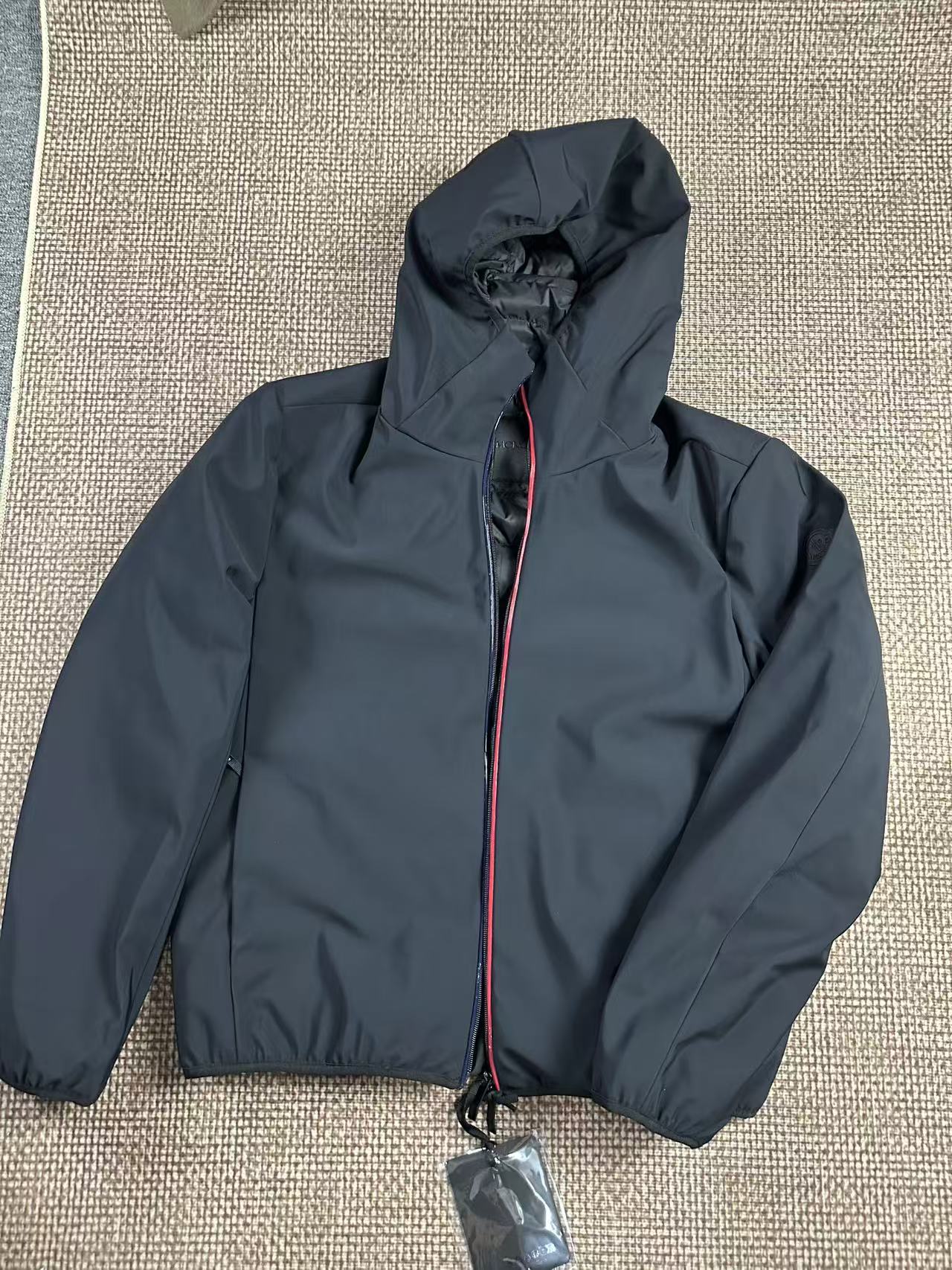 蒙先生胸前红色橡胶条袖标鹅绒羽绒服