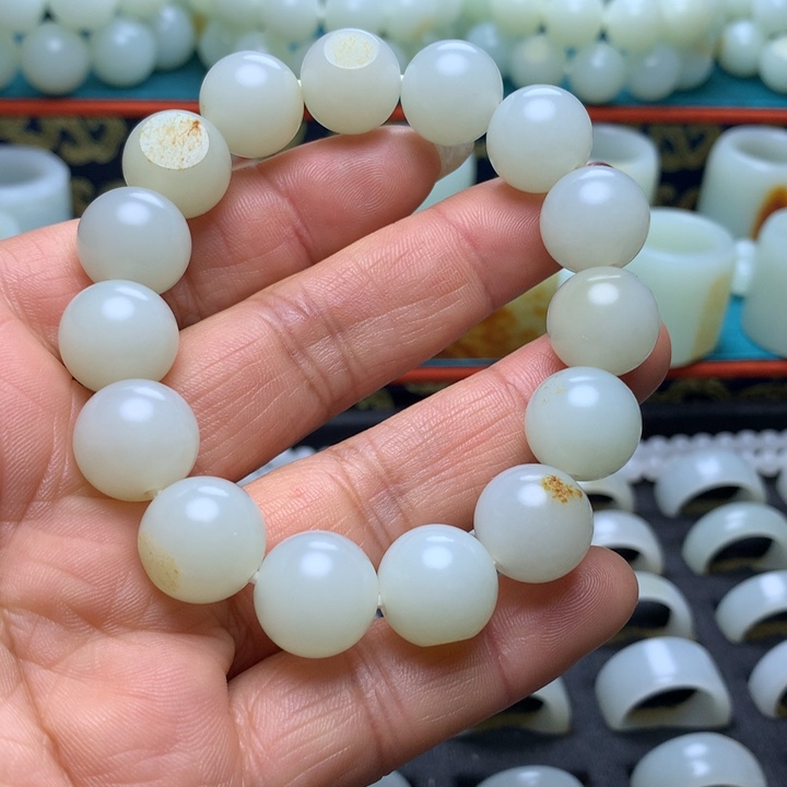 颈饰未镶嵌透闪石质玉袁*建