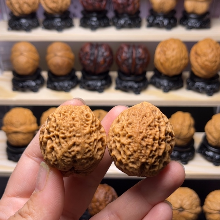 文玩核桃吊坠42w蚂蚁纹绣球