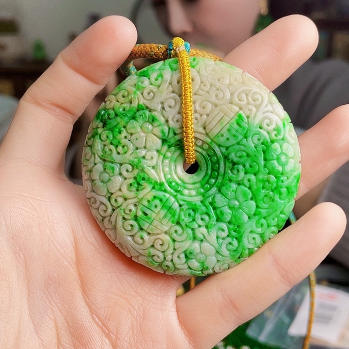 翡翠未镶嵌颈饰多样性