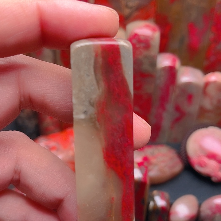 昌化鸡血石问*斋昌化鸡血石质地优良