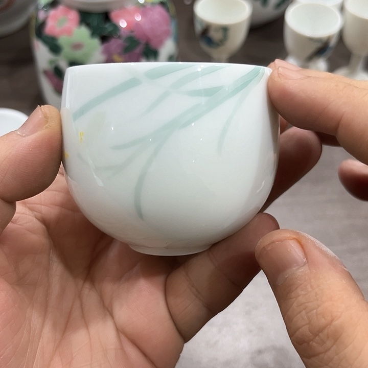 釉下五彩的瓷器和瓷器