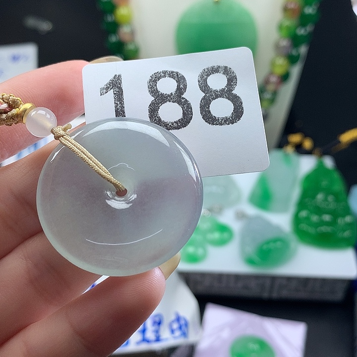 翡翠未镶嵌吊坠(赠链)