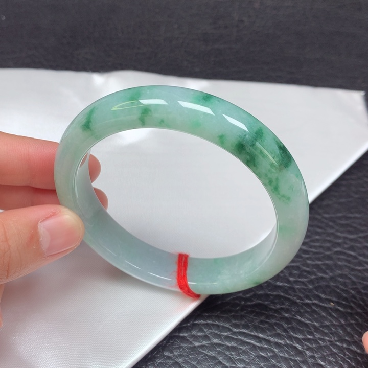 翡翠手镯未镶嵌。