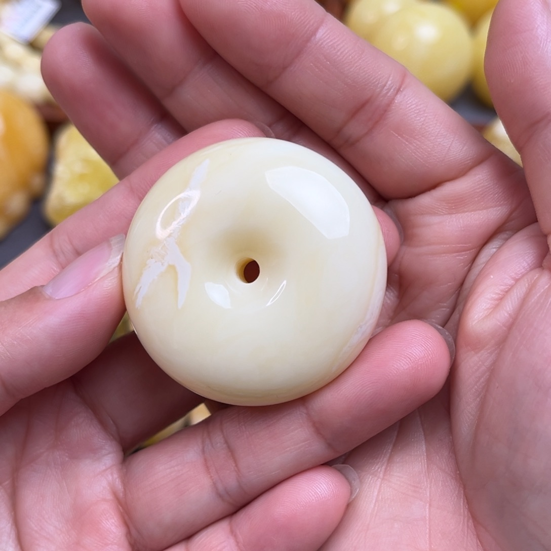 琥珀裸石未镶嵌瓷白扣