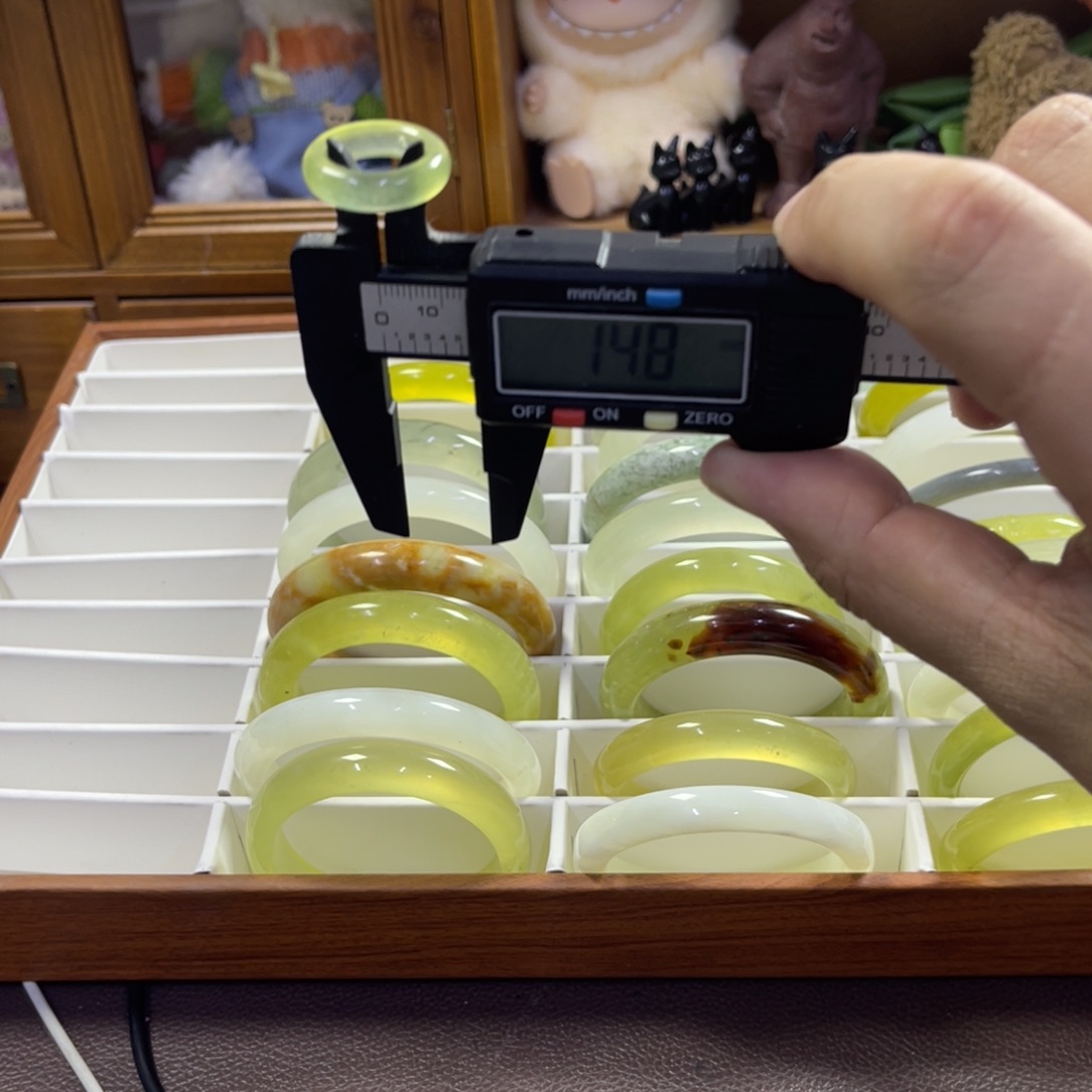 蛇纹石玉未镶嵌手镯330瑕疵