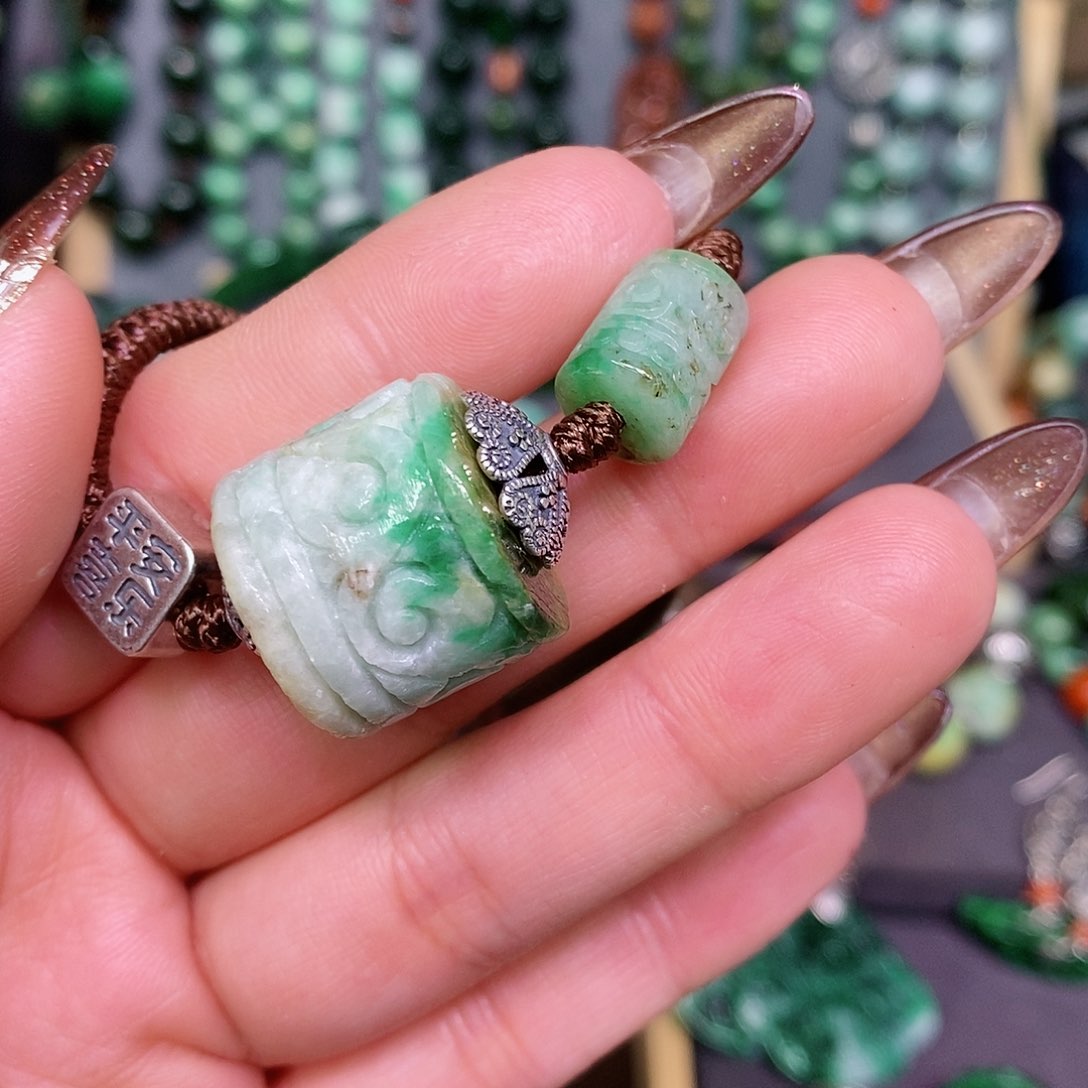 翡翠颈饰未镶嵌漂亮美眉