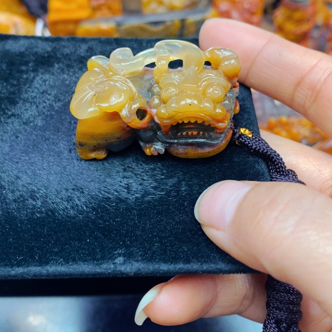 未镶嵌石英质玉（黄龙玉）颈饰