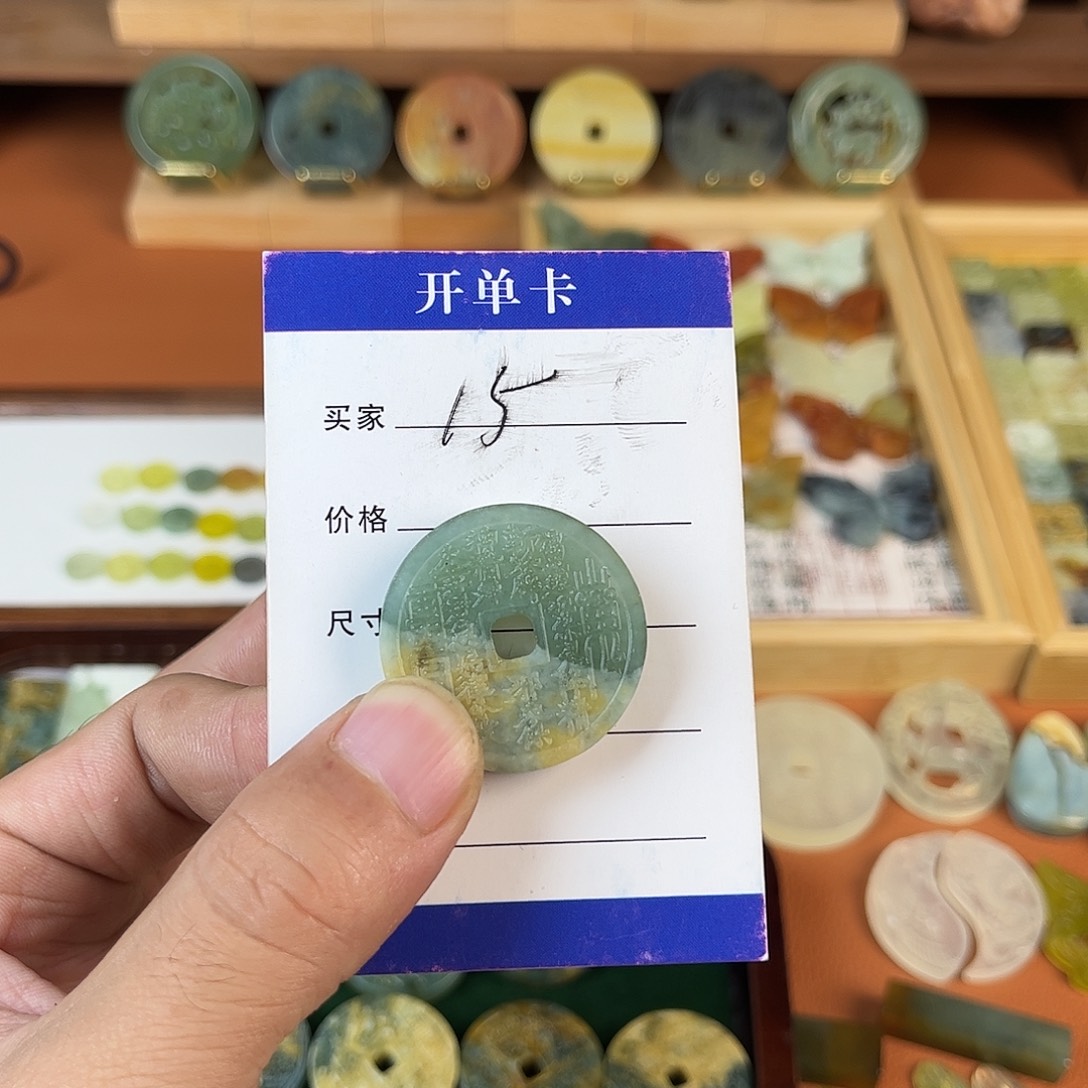 李****蛇纹石玉未镶嵌颈饰