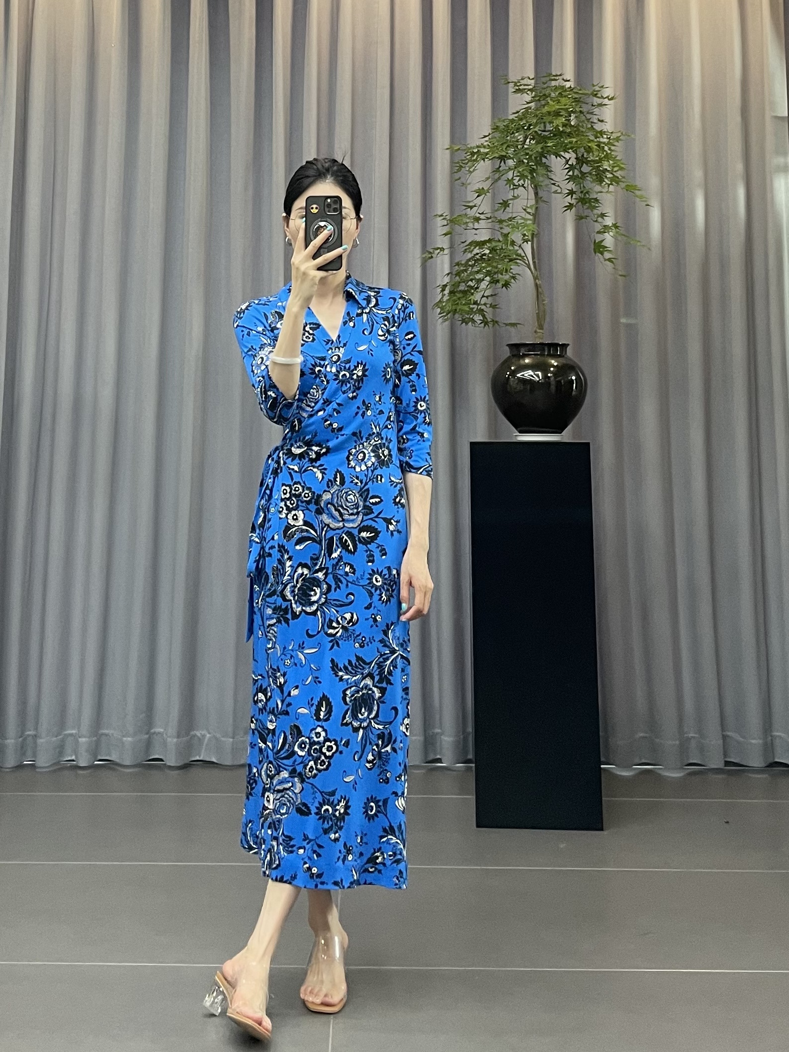 春秋款蓝白印花翻领针织桑蚕丝MIDI裹身优雅气质连衣裙女