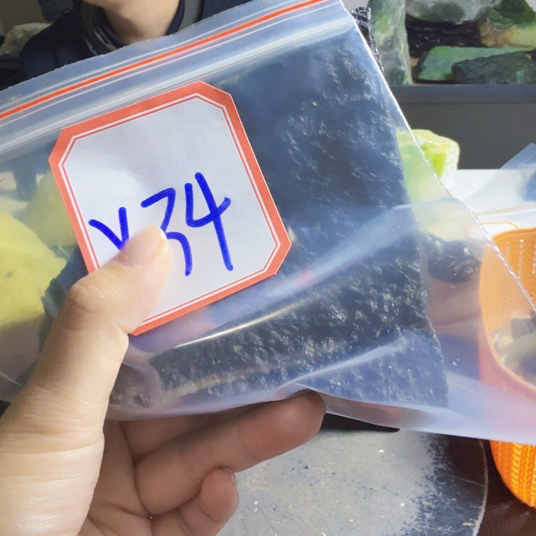 用***畏未镶嵌蛇纹石玉原石料