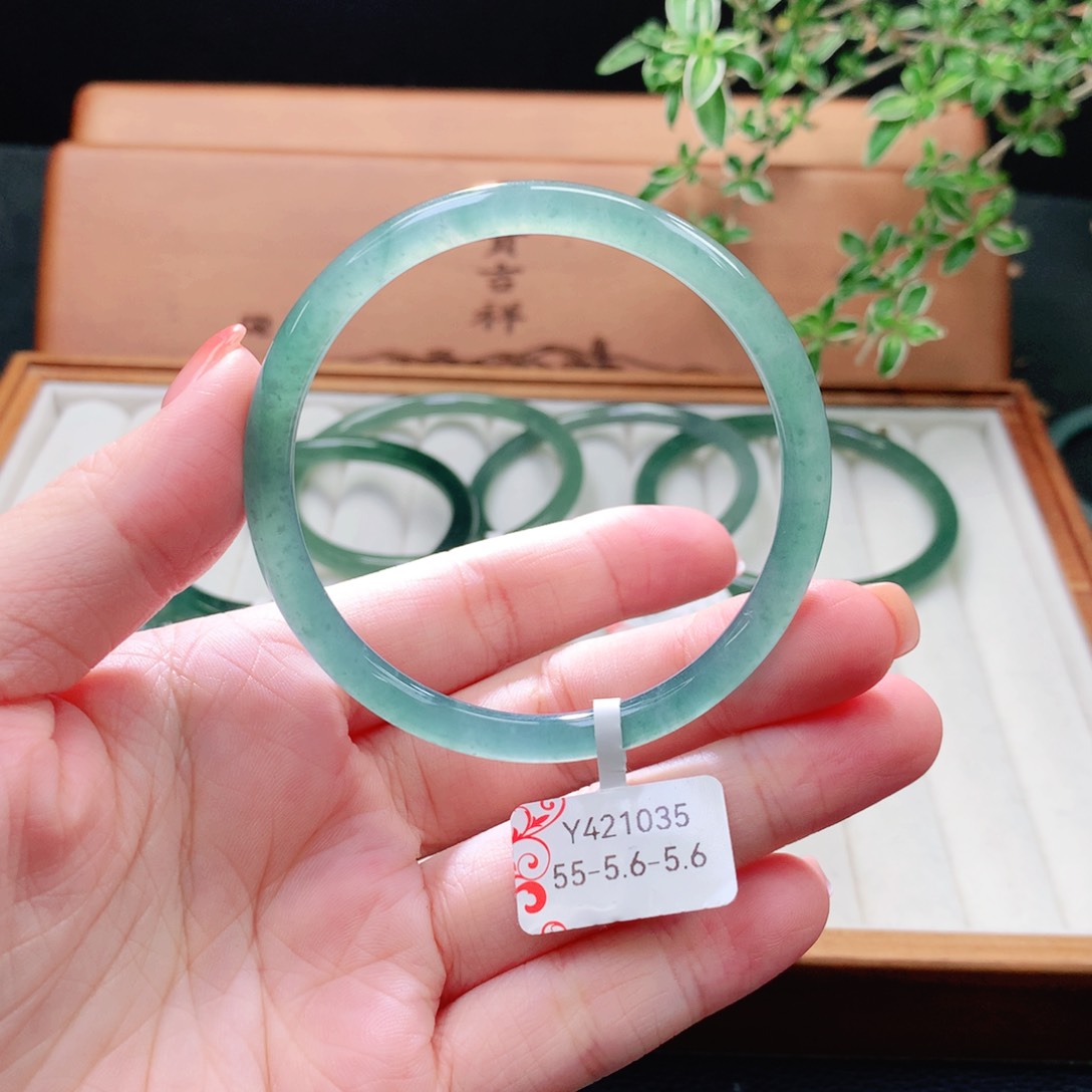 未镶嵌手镯（圆镯）翡翠