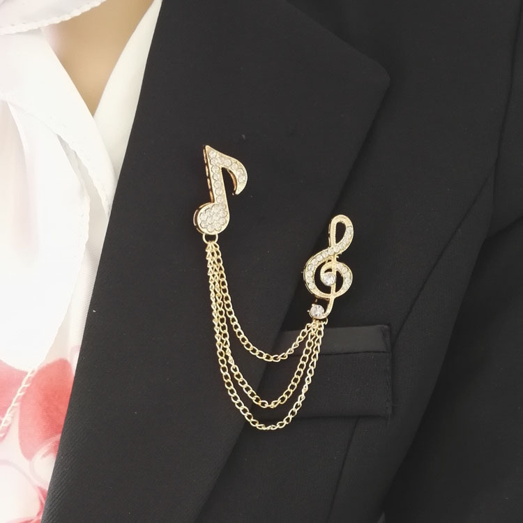 合金胸针 季阿玛施新颖2026新款音符胸针满钻精致胸花衣领针配饰