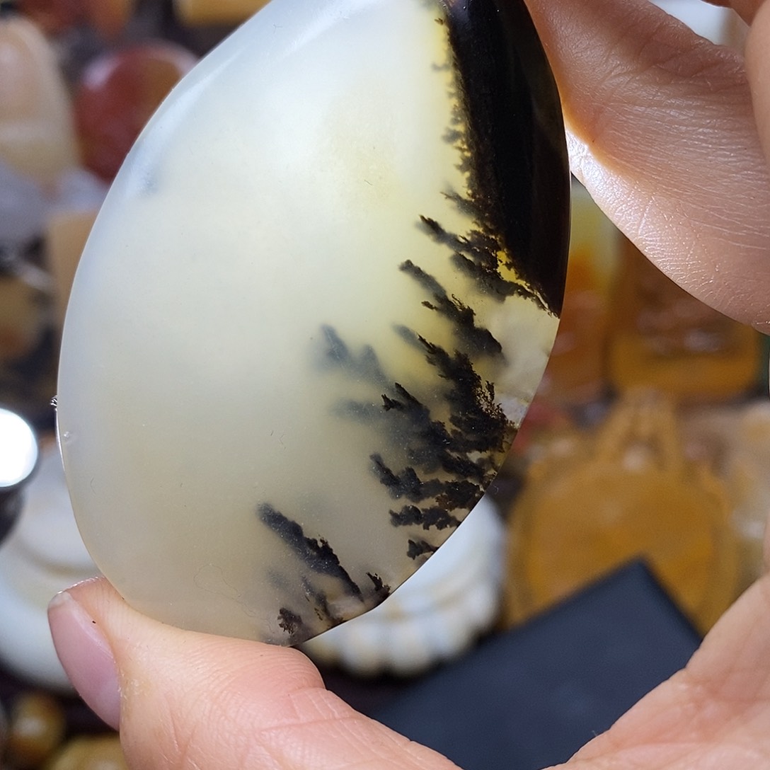 石英质玉（黄龙玉）颈饰未镶嵌