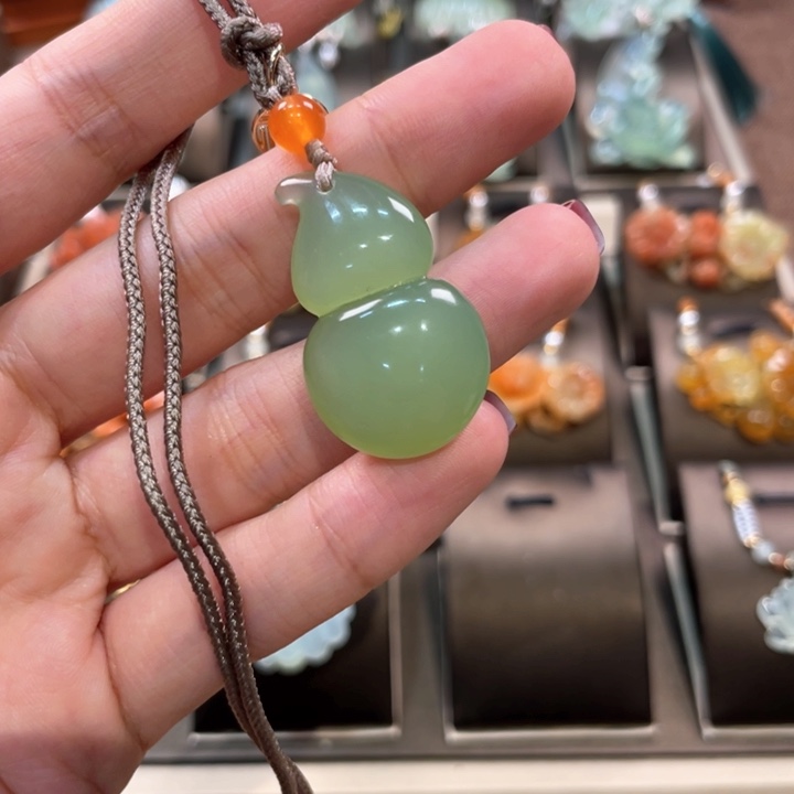蛇纹石玉颈饰未镶嵌