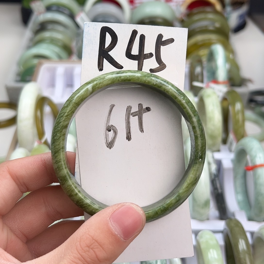 岫玉手镯未镶嵌天然岫玉微瑕，可以正常佩戴