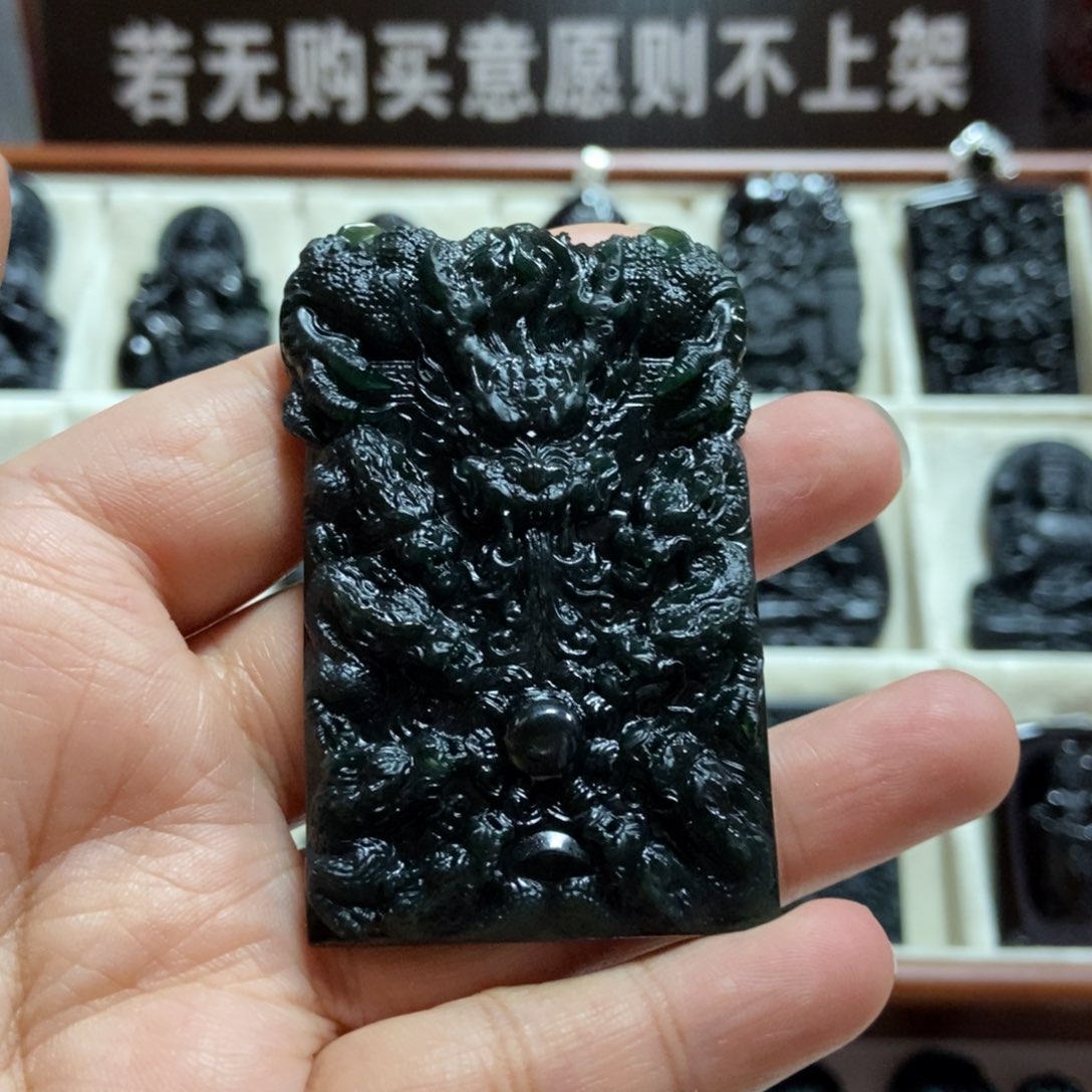 翡翠未镶嵌颈饰丞****?龙牌