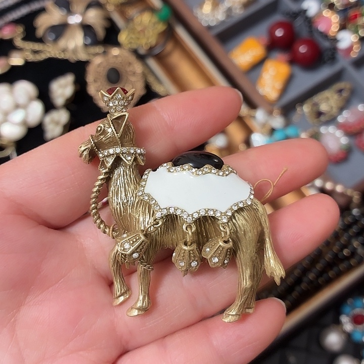 铜合金骆驼胸针大衣配饰