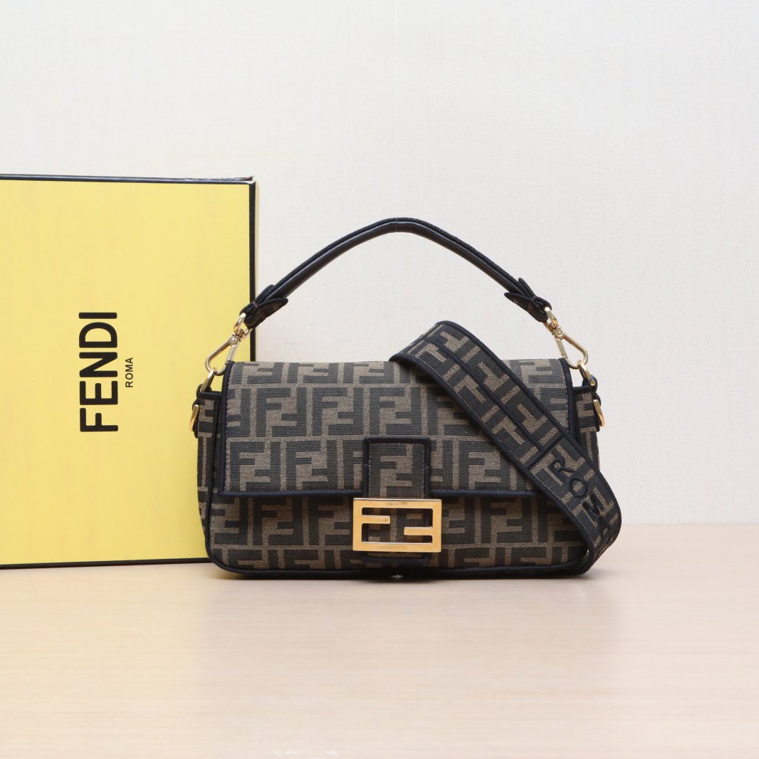 95新 FENDI/芬迪 小花柳 法棍包 中号 老花 帆布 金扣 