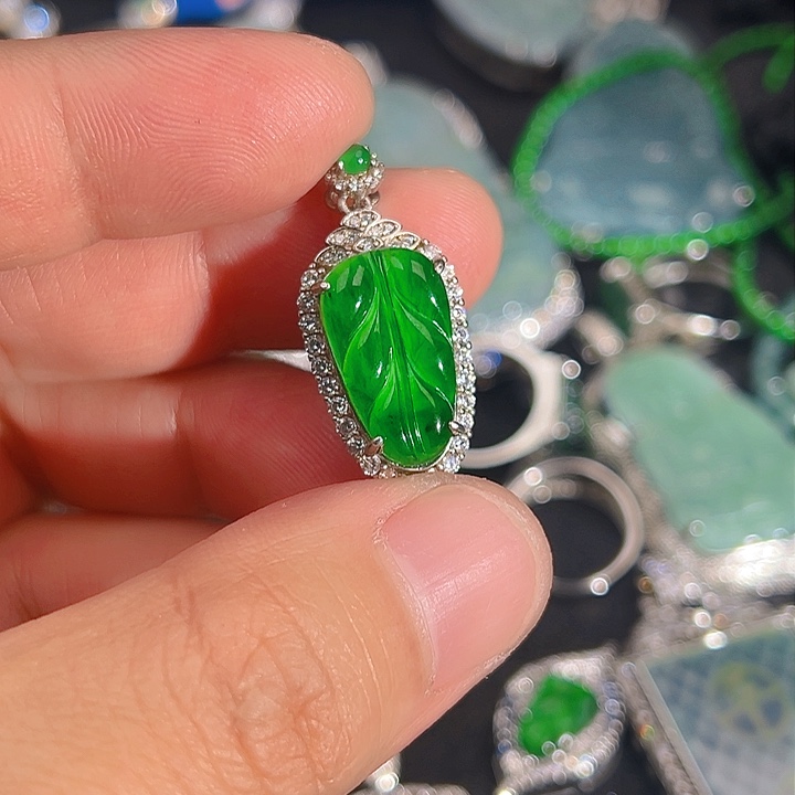 翡翠颈饰未镶嵌5556666,