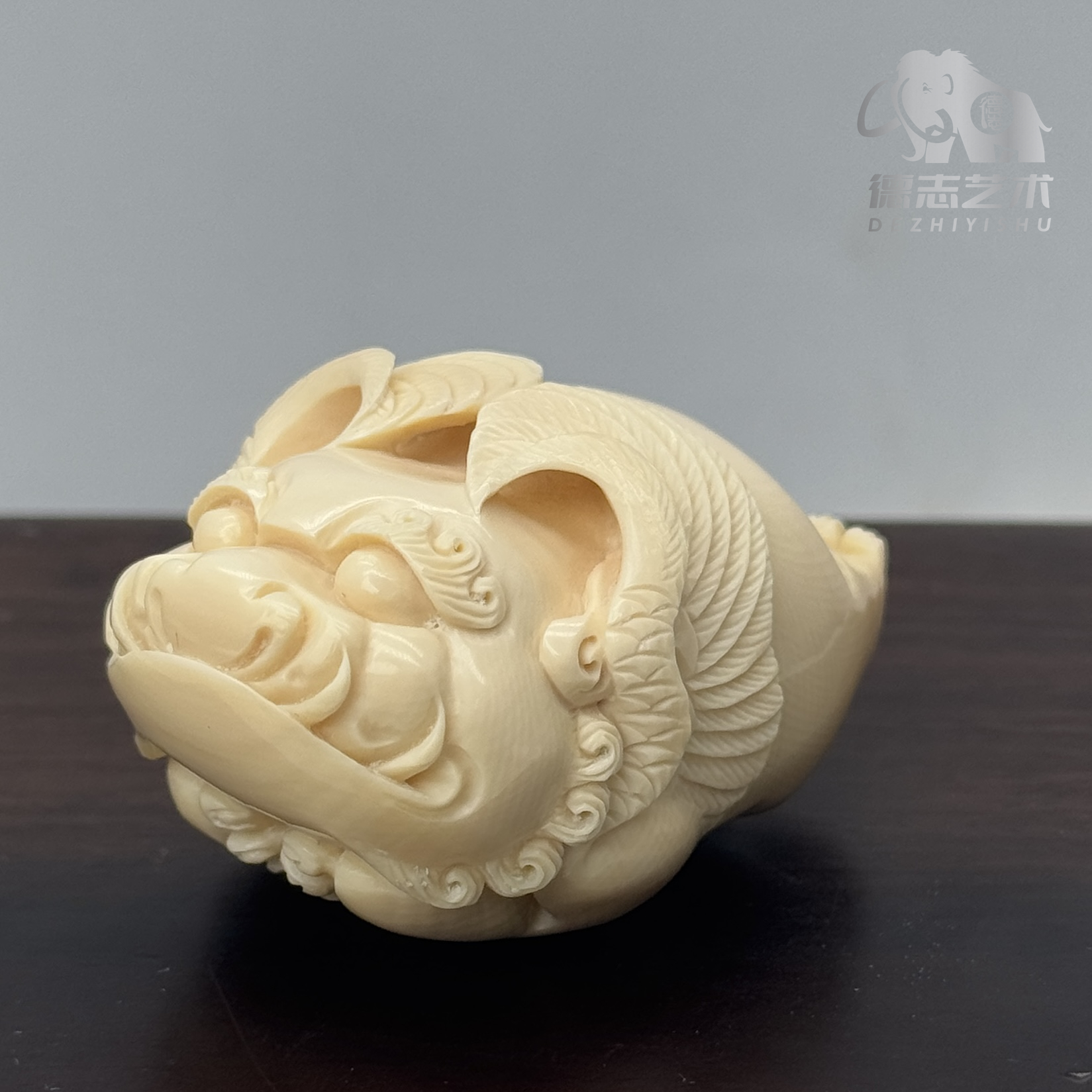 DEZHI/德志【飞天貔貅】48*33*27mm精工35g润黄满纹猛犸牙把件Y559