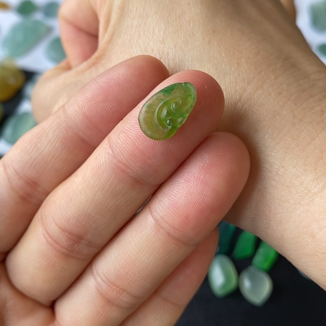 定制翡翠未镶嵌如意