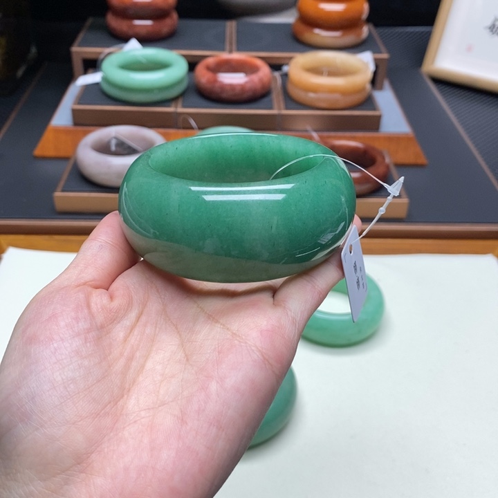 初***儿石英质玉（非洲翠）合金舍