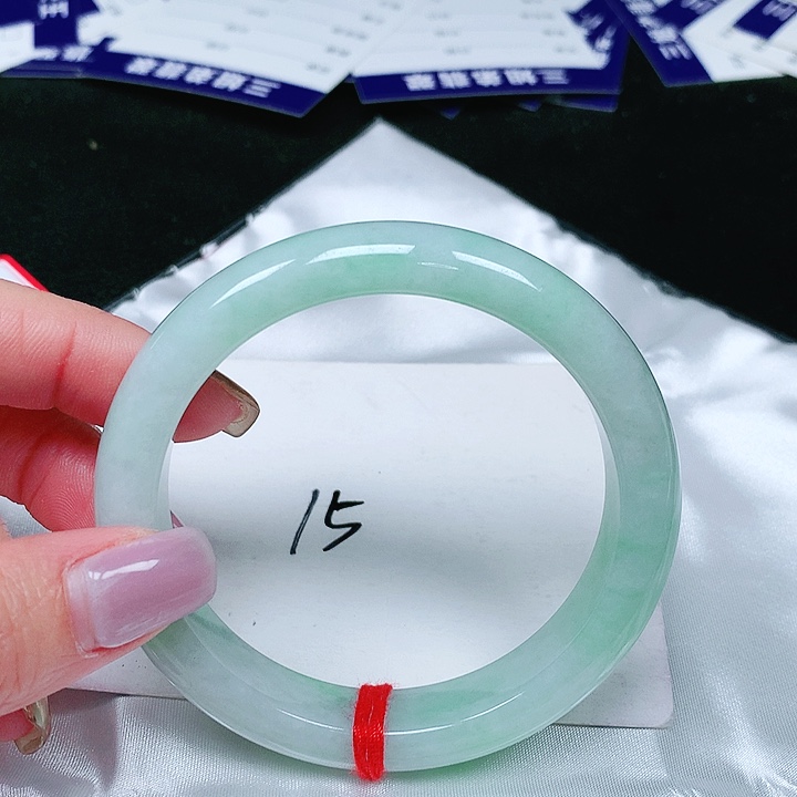 翡翠手镯未镶嵌翡翠手镯未镶嵌