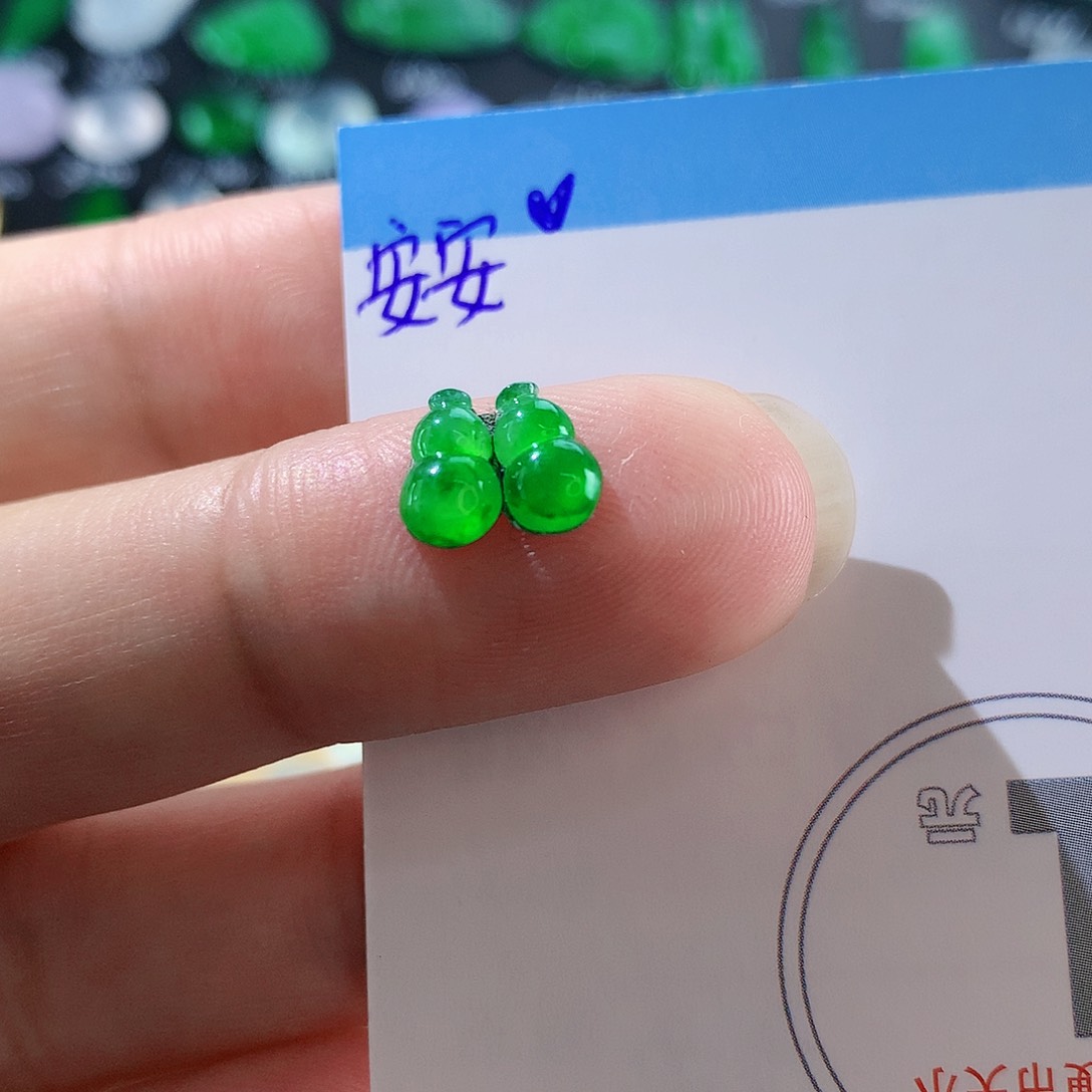 翡翠颈饰未镶嵌天然翡翠高冰葫芦