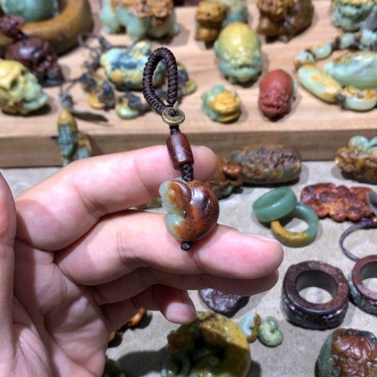 未镶嵌岫岩河磨玉（透闪石质玉）挂件