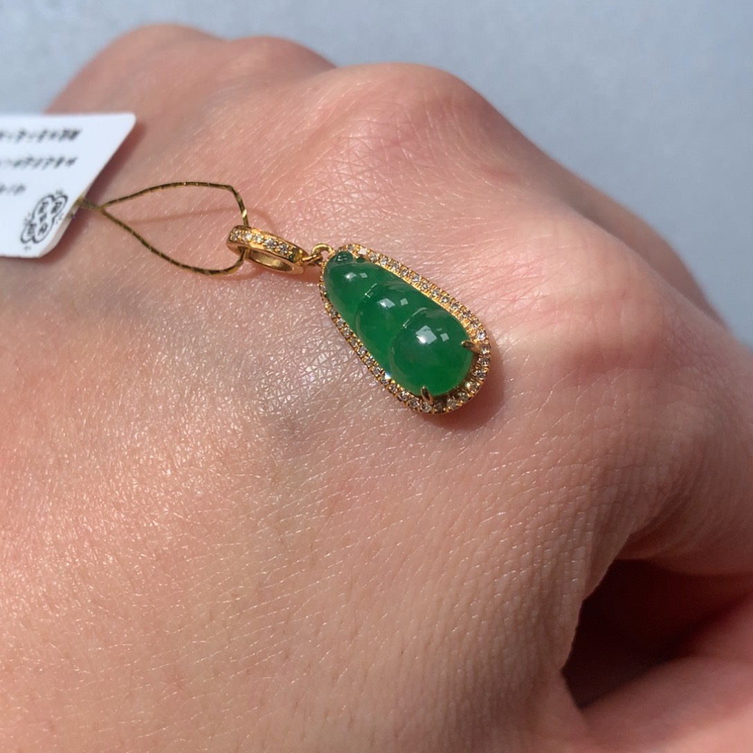 翡翠18K金镶嵌颈饰豆