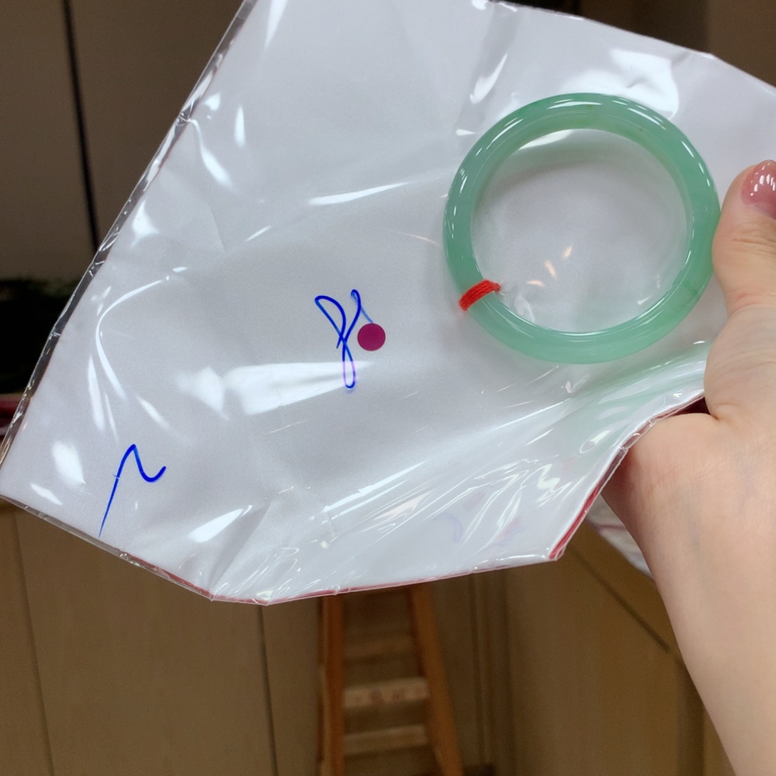 翡翠手镯未镶嵌不退不换