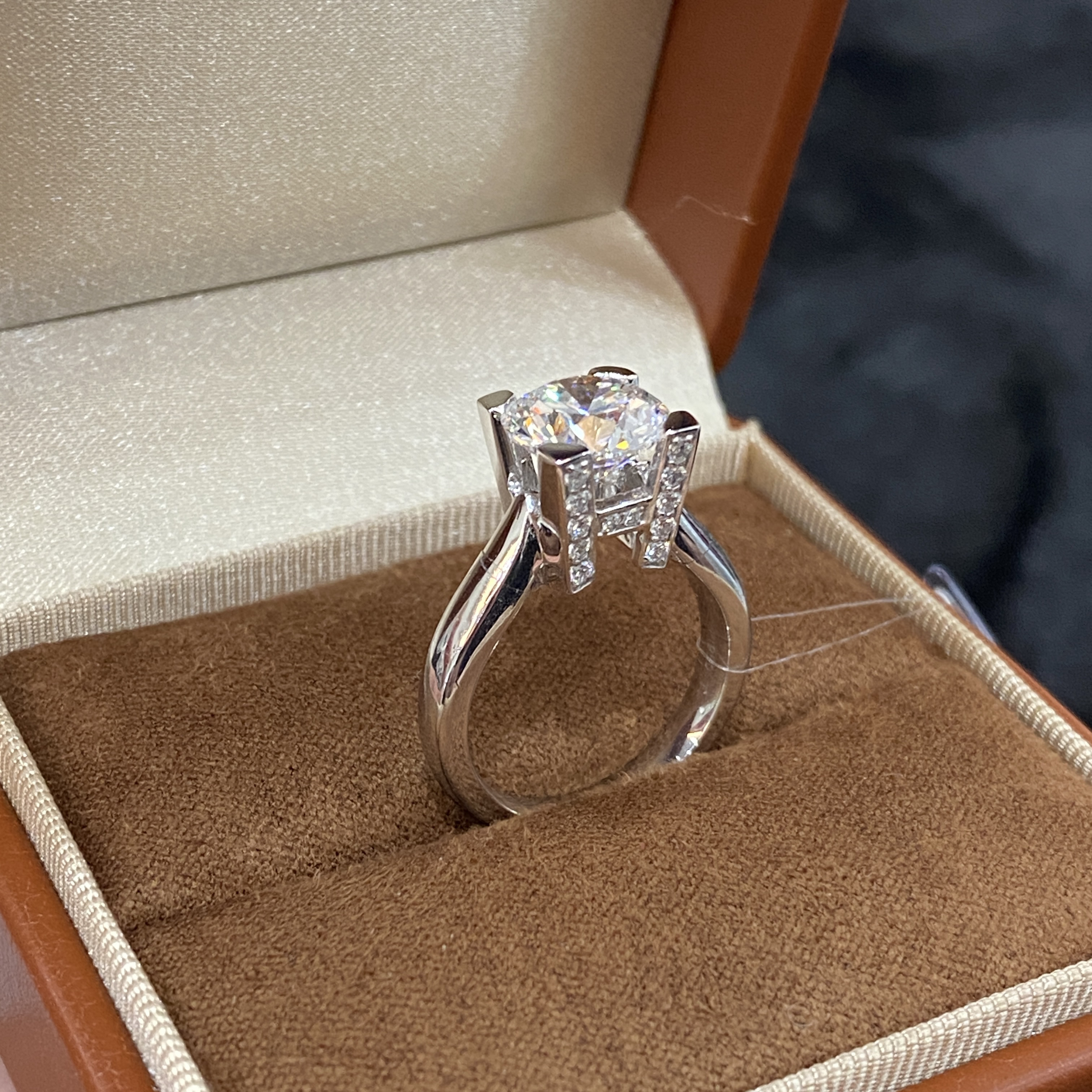 实验室培育钻石PT950铂金 字母钻戒重金版 顺丰空运