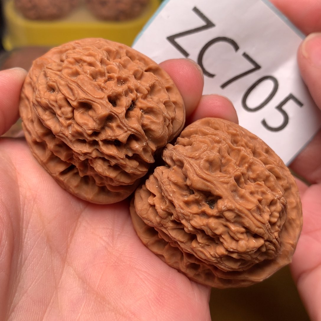 文玩核桃把件红皮炮弹南疆石38