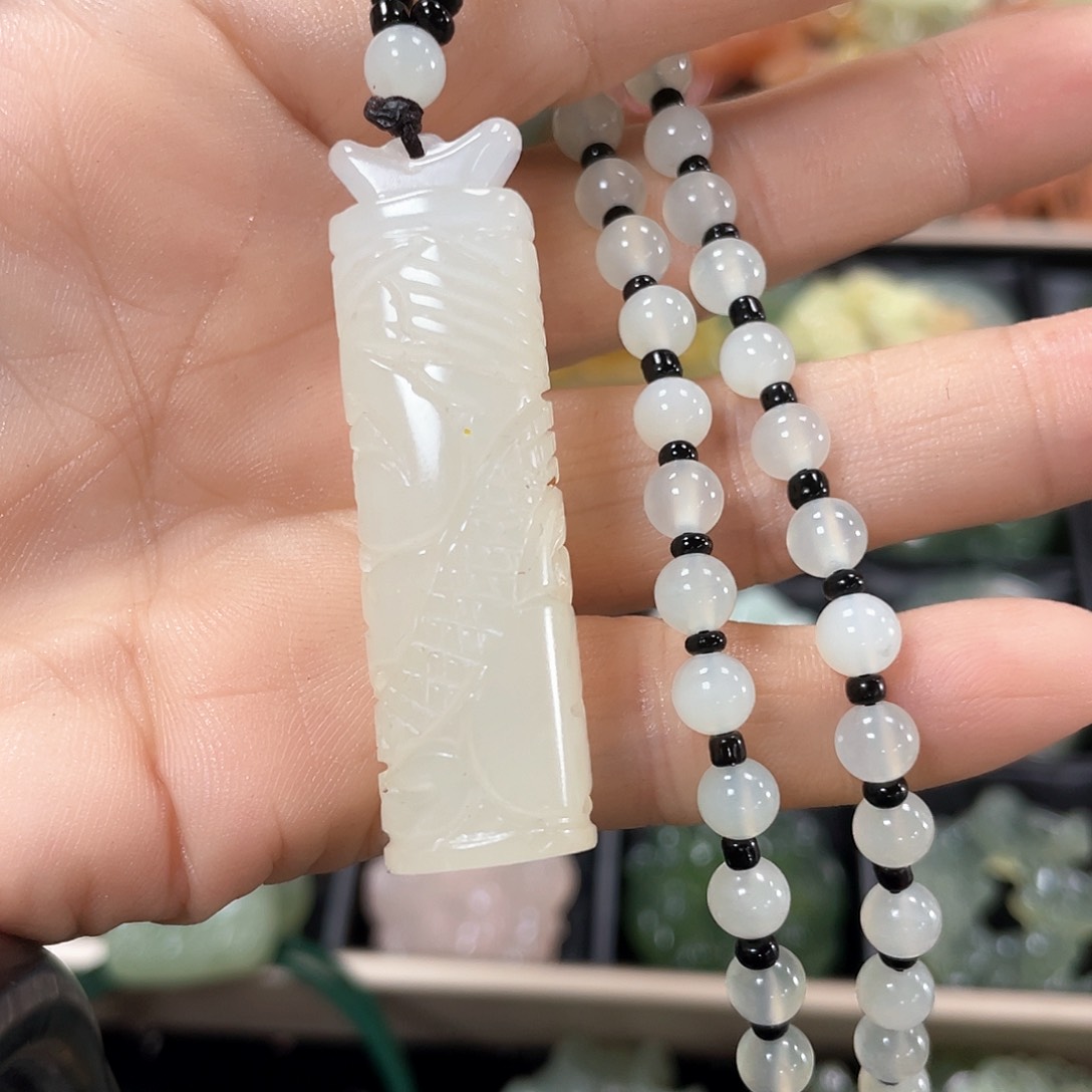 蛇纹石玉颈饰未镶嵌