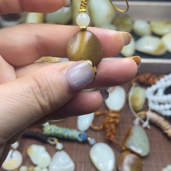 颈饰未镶嵌和田玉（白玉）