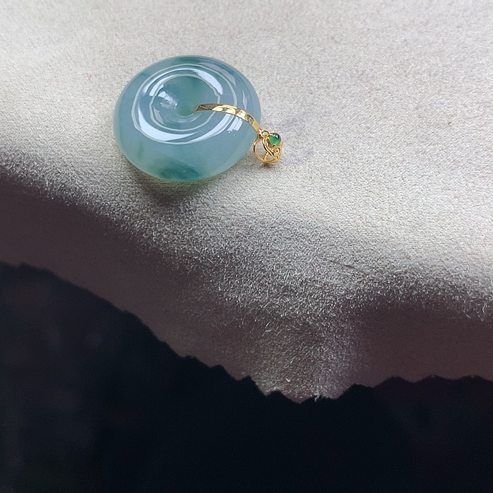 翡翠颈饰18K金镶嵌吊坠